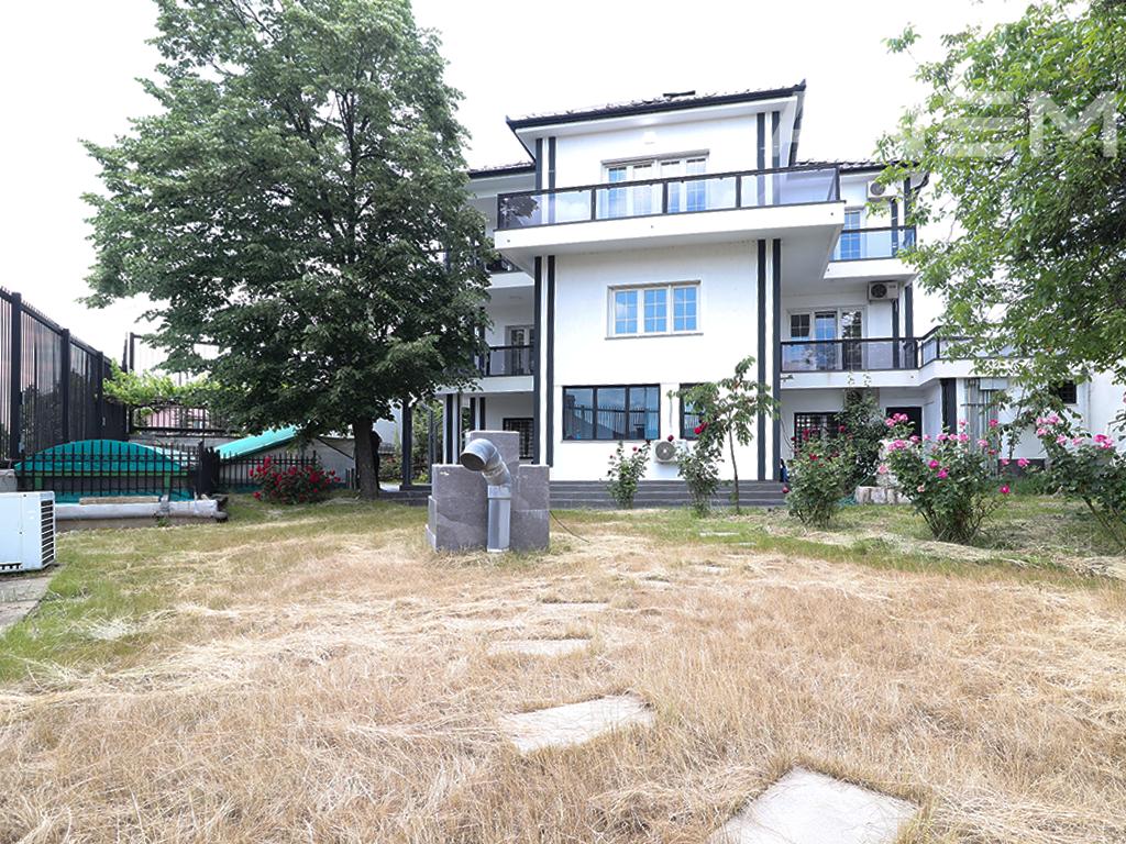 Shtëpi/ Zyre me qira 700m² në Arbëri