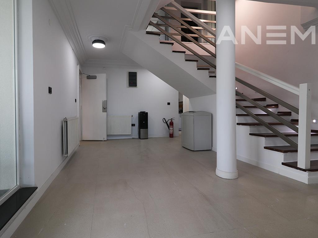 Shtëpi/ Zyre me qira 700m² në Arbëri