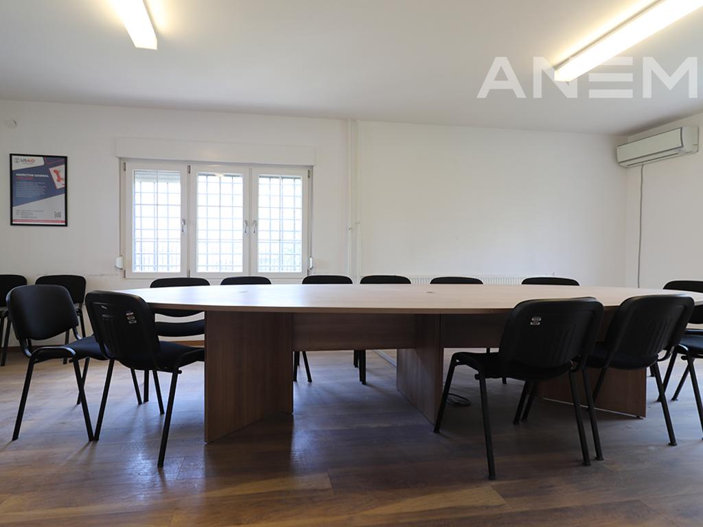 Shtëpi/ Zyre me qira 700m² në Arbëri
