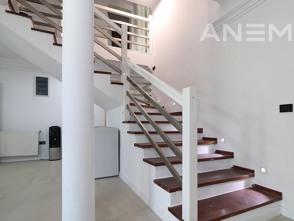 Shtëpi/ Zyre me qira 700m² në Arbëri