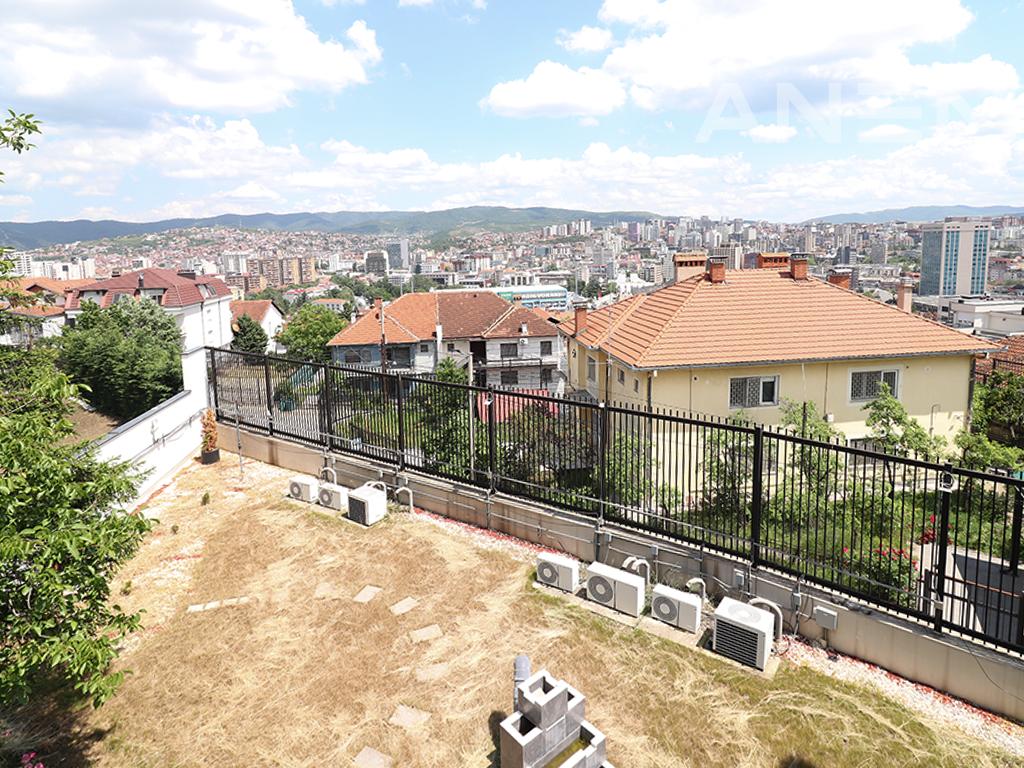 Shtëpi/ Zyre me qira 700m² në Arbëri