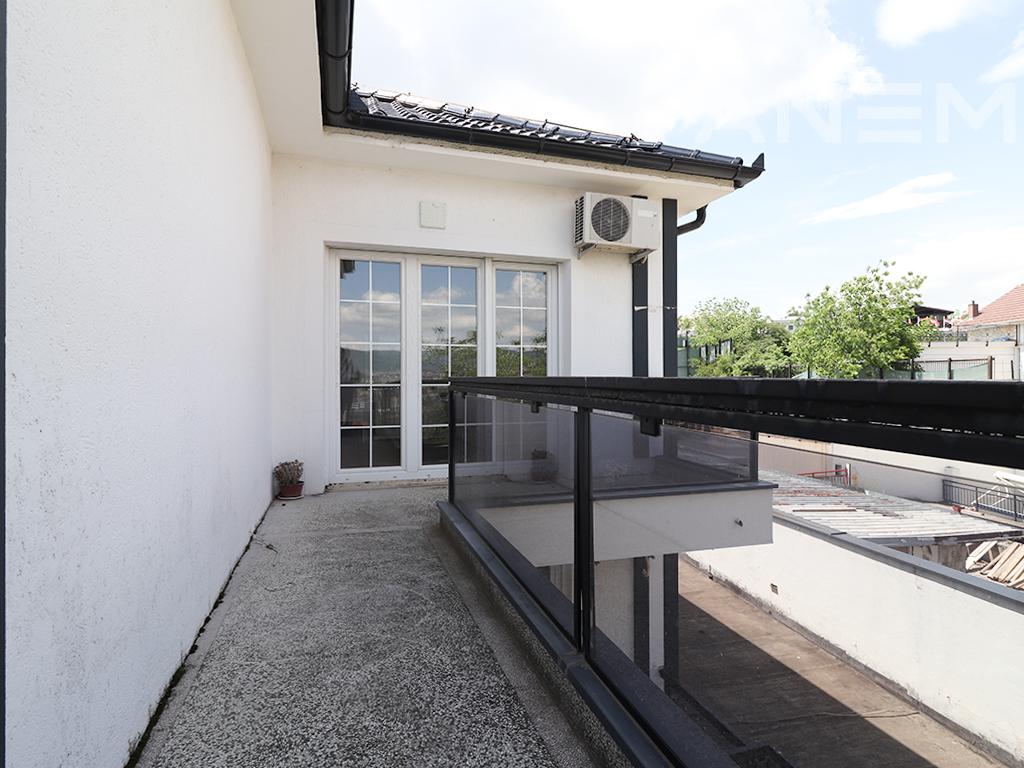 Shtëpi/ Zyre me qira 700m² në Arbëri
