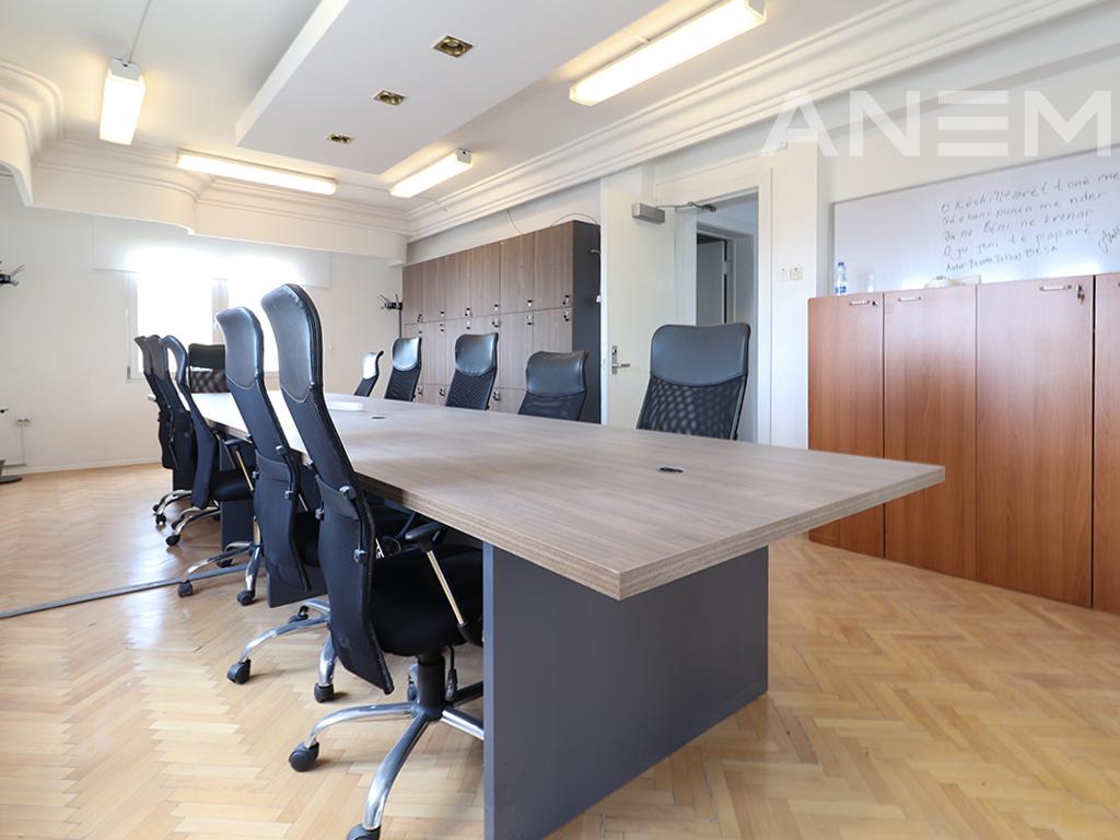 Shtëpi/ Zyre me qira 700m² në Arbëri