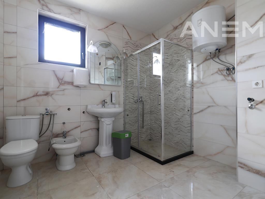 Shtëpi/ Zyre me qira 700m² në Arbëri