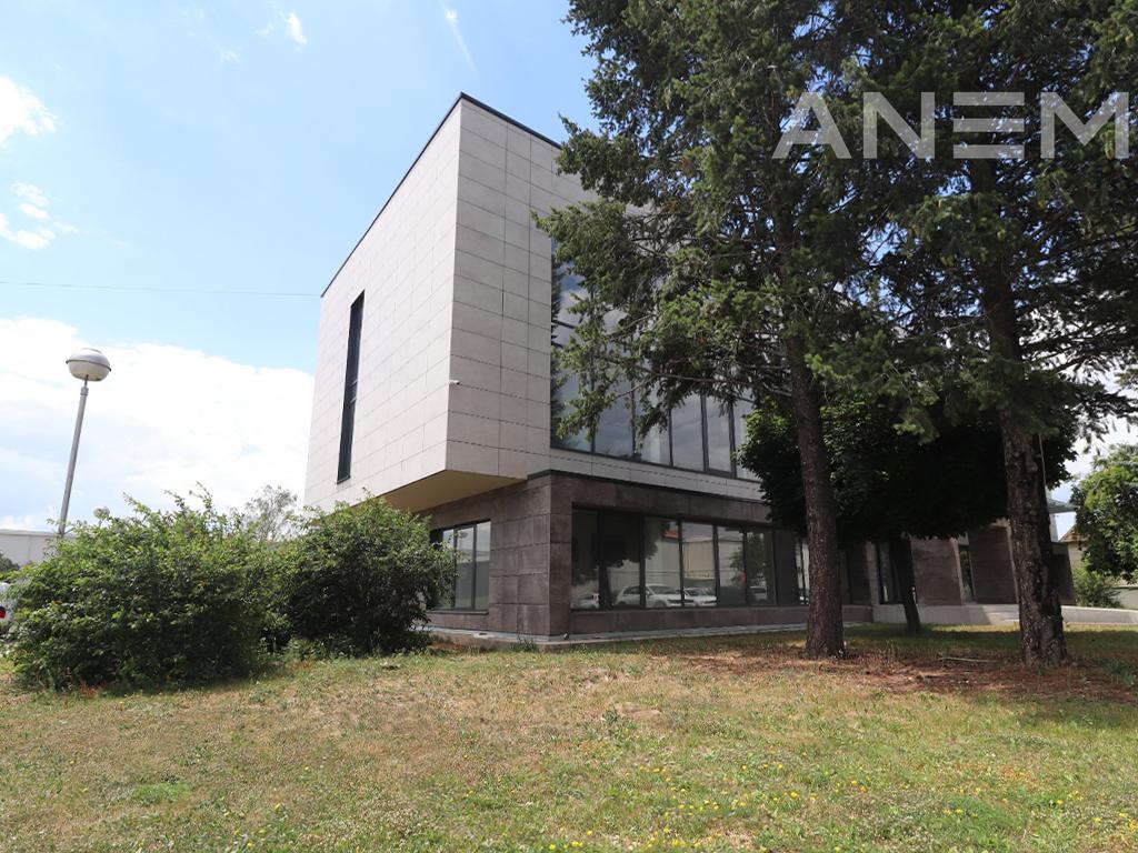 Objekt me qira 260m² në Zonën Industriale
