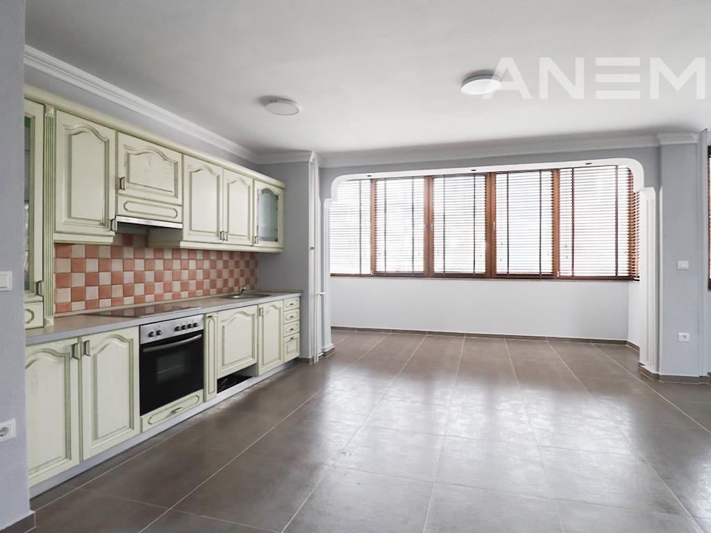 Zyre me qira me 4 hapësira pune në lagjen Aktash