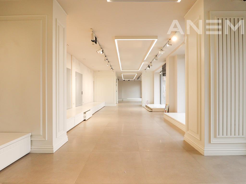 Lokal me qira 200m² në Qendër