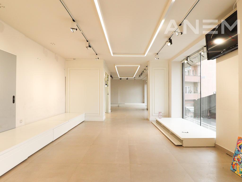 Lokal me qira 200m² në Qendër