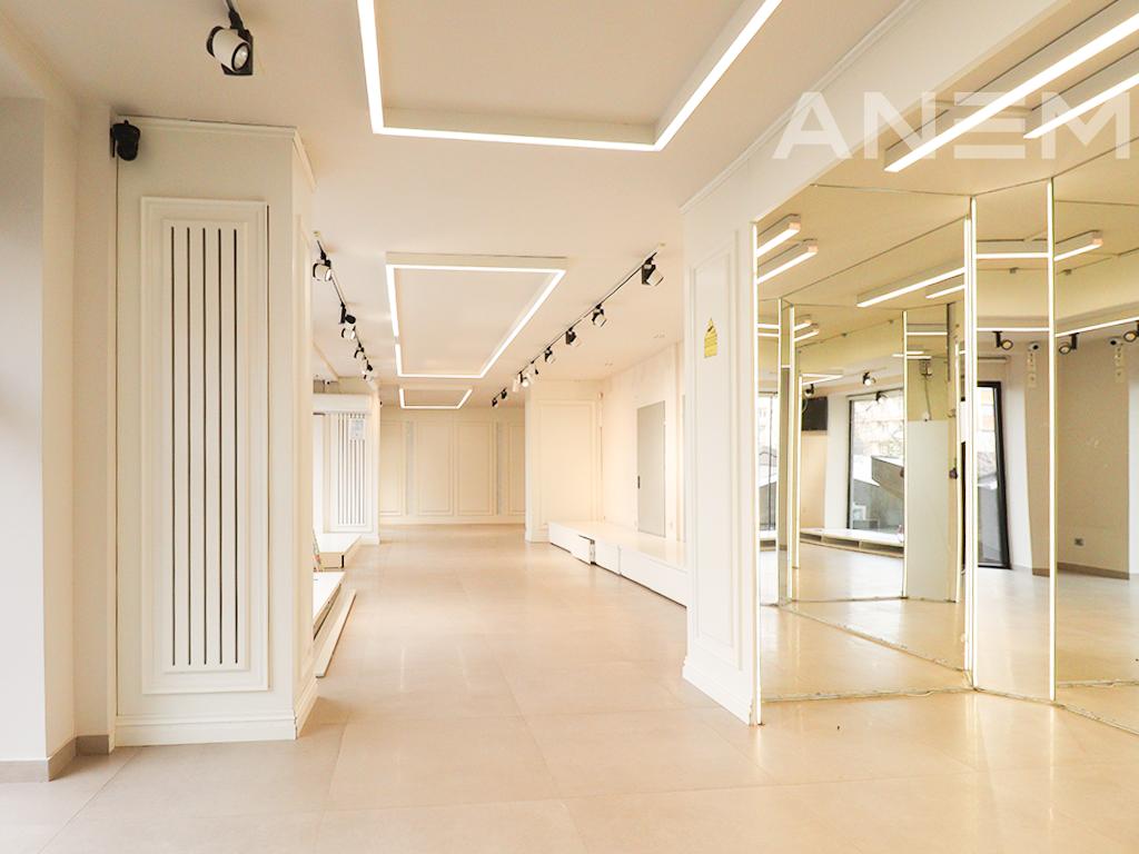 Lokal me qira 200m² në Qendër