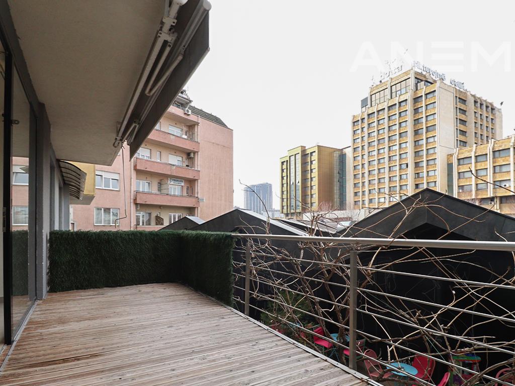 Lokal me qira 200m² në Qendër