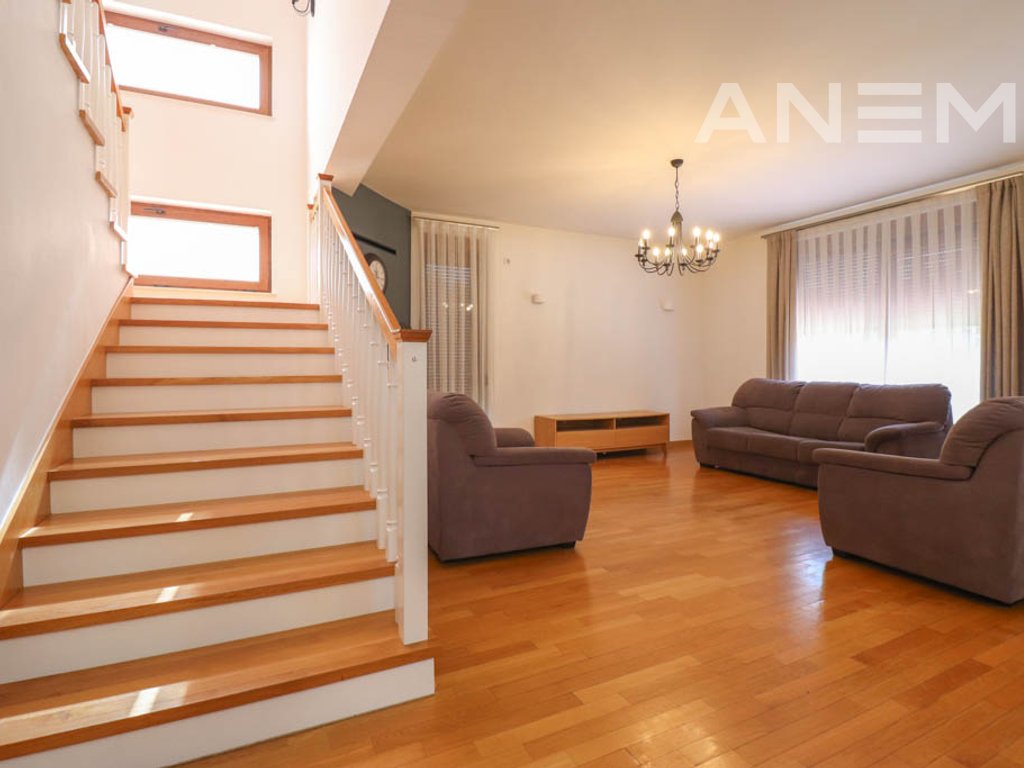 Shtëpi në shitje 260m² + 40m² nënkulm në Marigona Residence