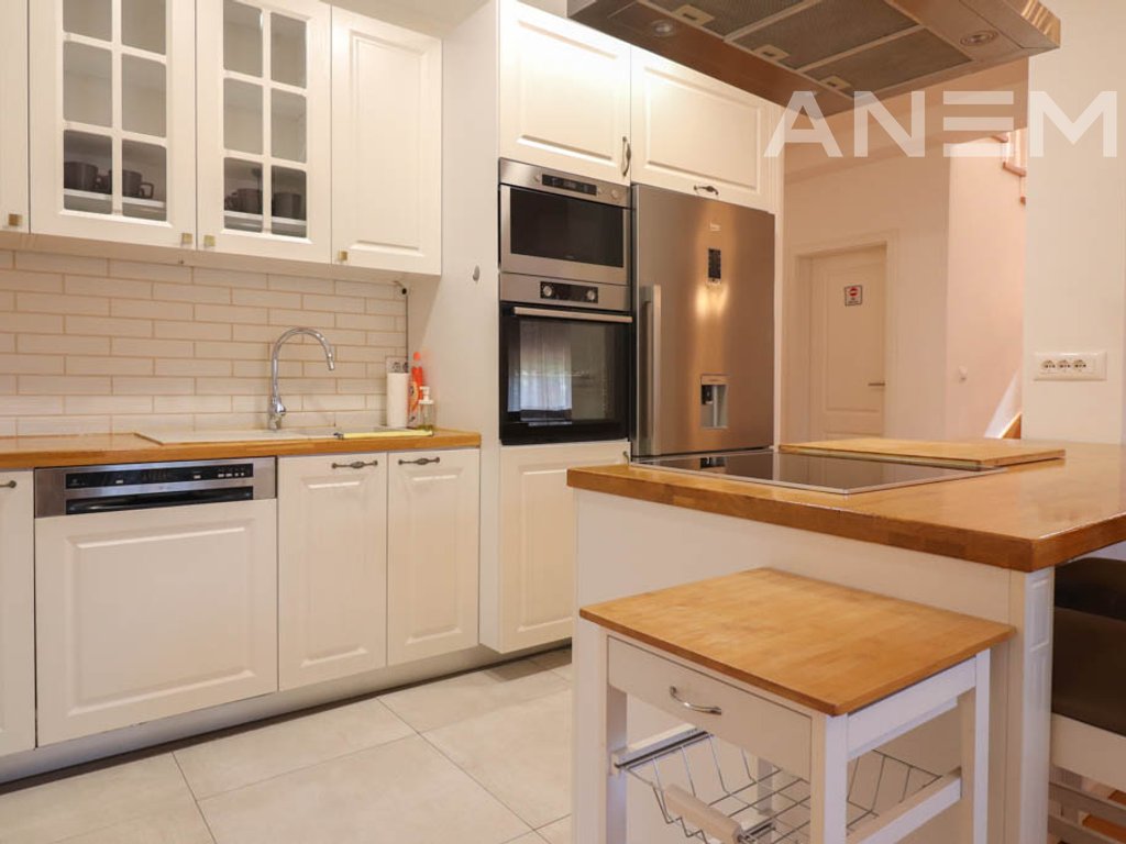 Shtëpi në shitje 260m² + 40m² nënkulm në Marigona Residence