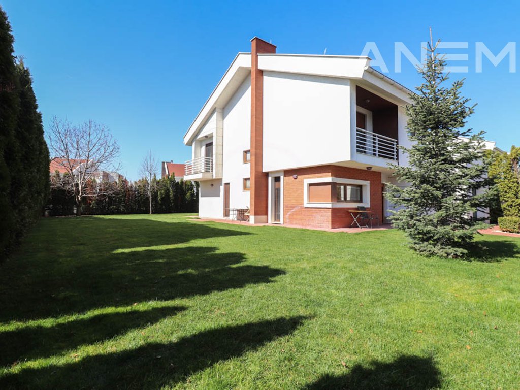 Shtëpi në shitje 260m² + 40m² nënkulm në Marigona Residence