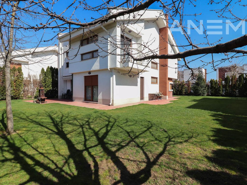 Shtëpi në shitje 260m² + 40m² nënkulm në Marigona Residence