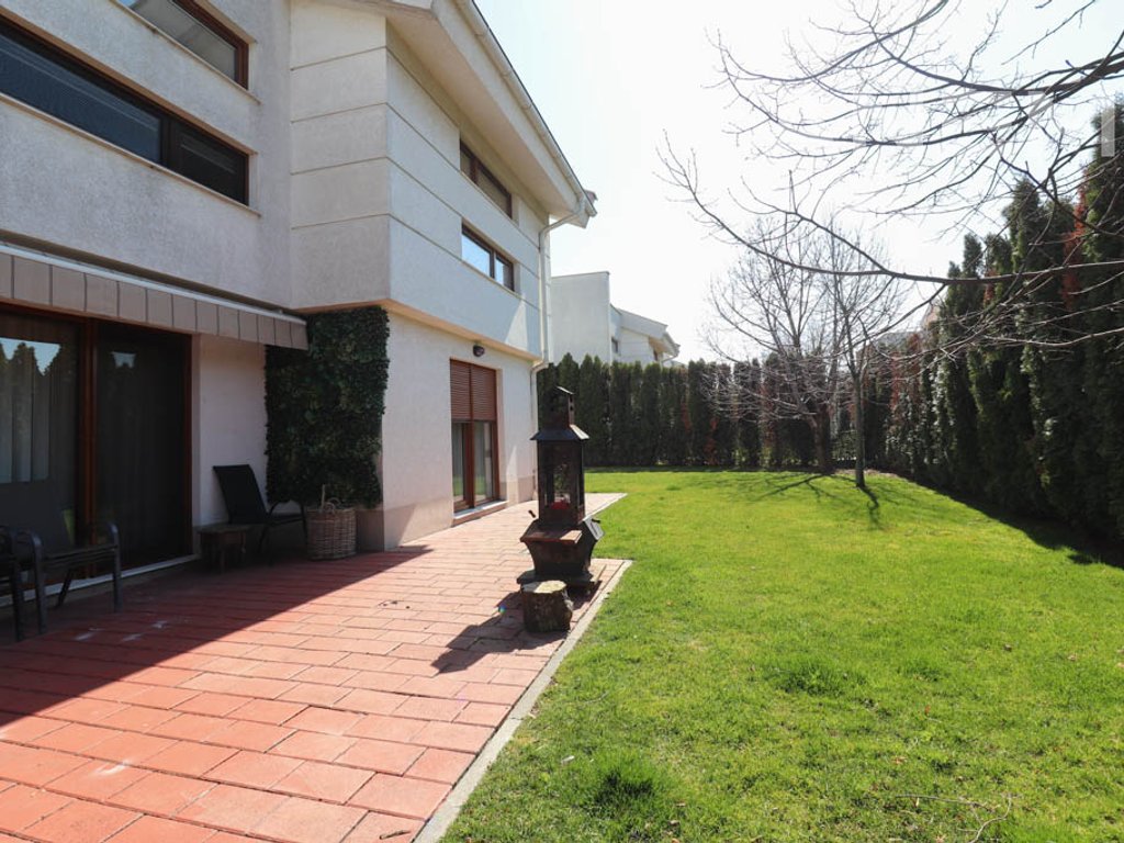 Shtëpi në shitje 260m² + 40m² nënkulm në Marigona Residence