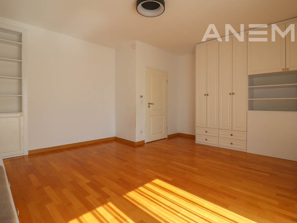 Shtëpi në shitje 260m² + 40m² nënkulm në Marigona Residence