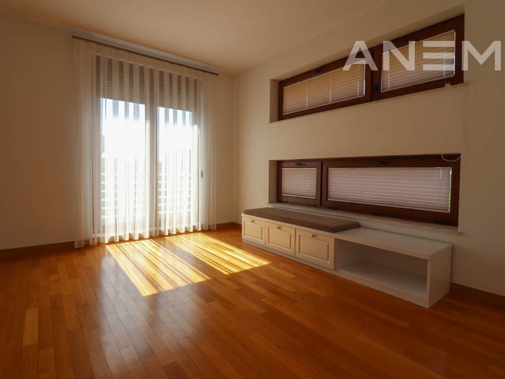 Shtëpi në shitje 260m² + 40m² nënkulm në Marigona Residence