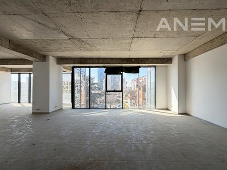 Lokal me qira 275m² në Lakrishtë