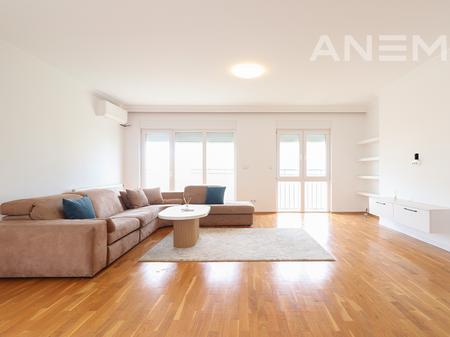 Penthouse me qira me 3 dhoma gjumi në rrugën C