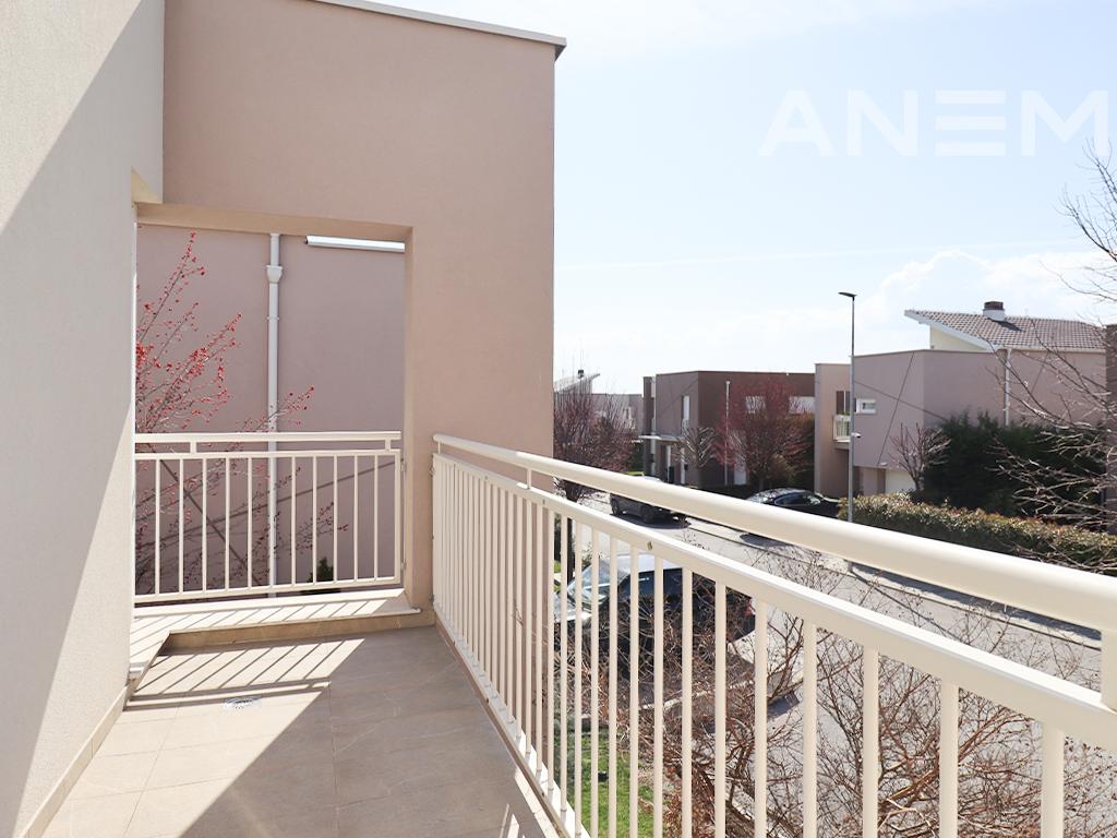 Shtëpi me qira me 3 dhoma gjumi në lagjen Qershia