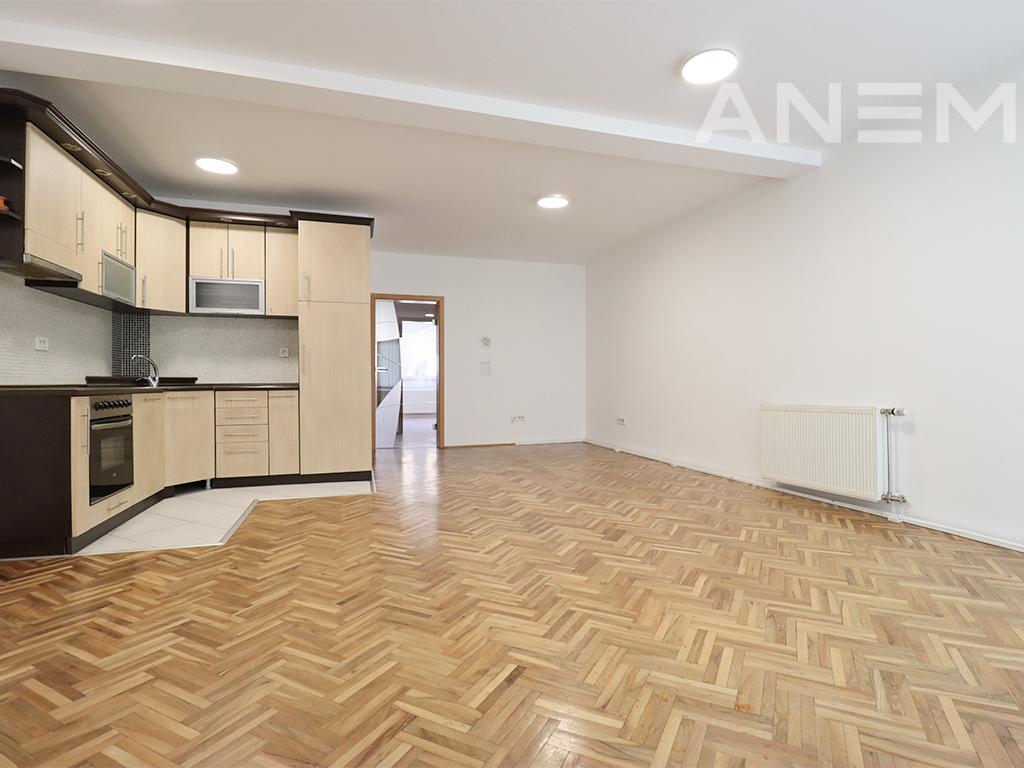 Zyre me qira 350m² në lagjën Dardania