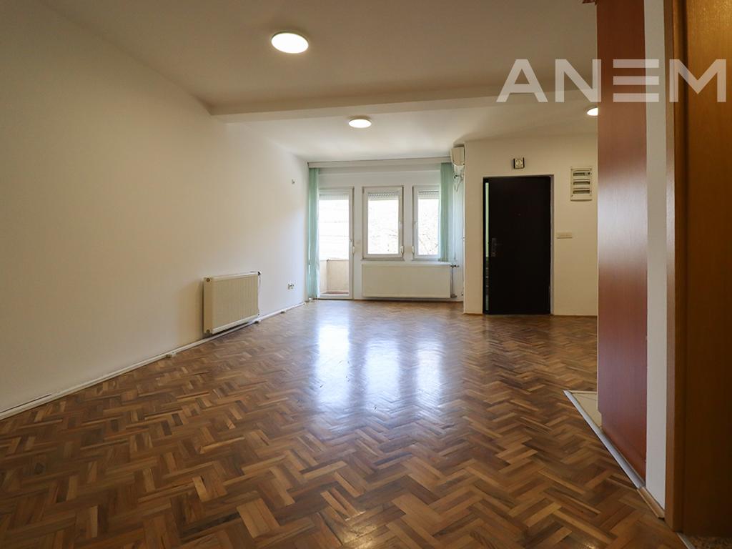 Zyre me qira 350m² në lagjën Dardania