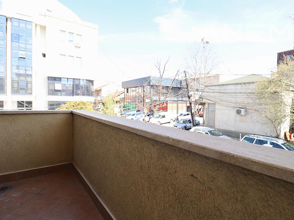 Zyre me qira 350m² në lagjën Dardania