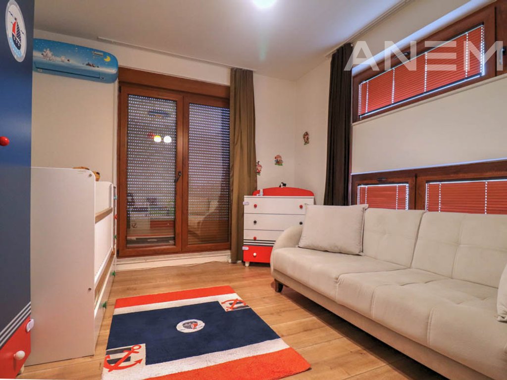 Shtëpi me qira 310m² në Marigona Residence