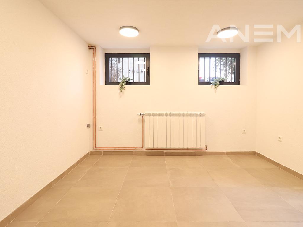 Lokal me qira me 1 hapësirë pune në Qendër