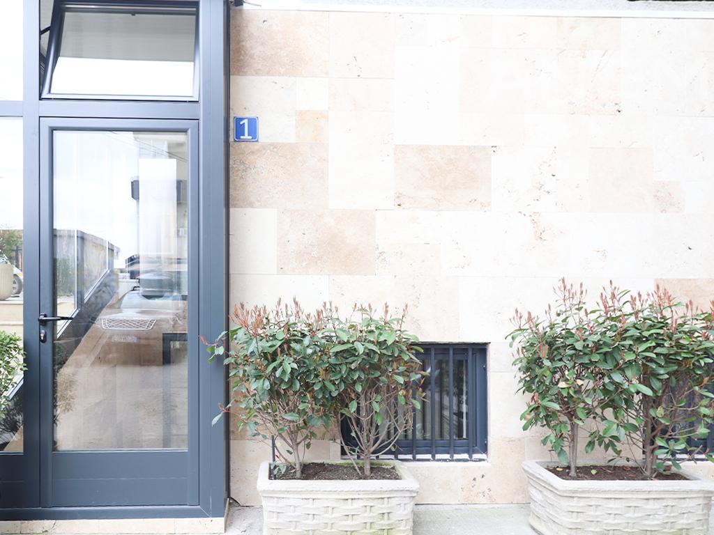 Lokal me qira me 1 hapësirë pune në Qendër