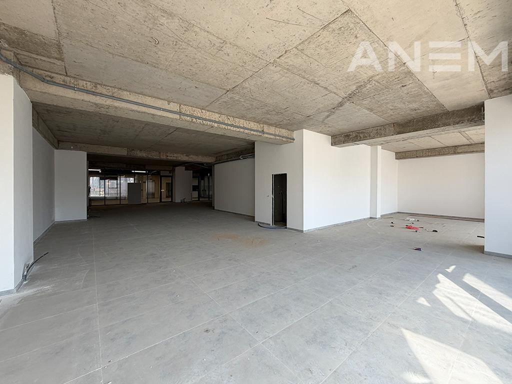 Lokal me qira 275m² në Lakrishtë