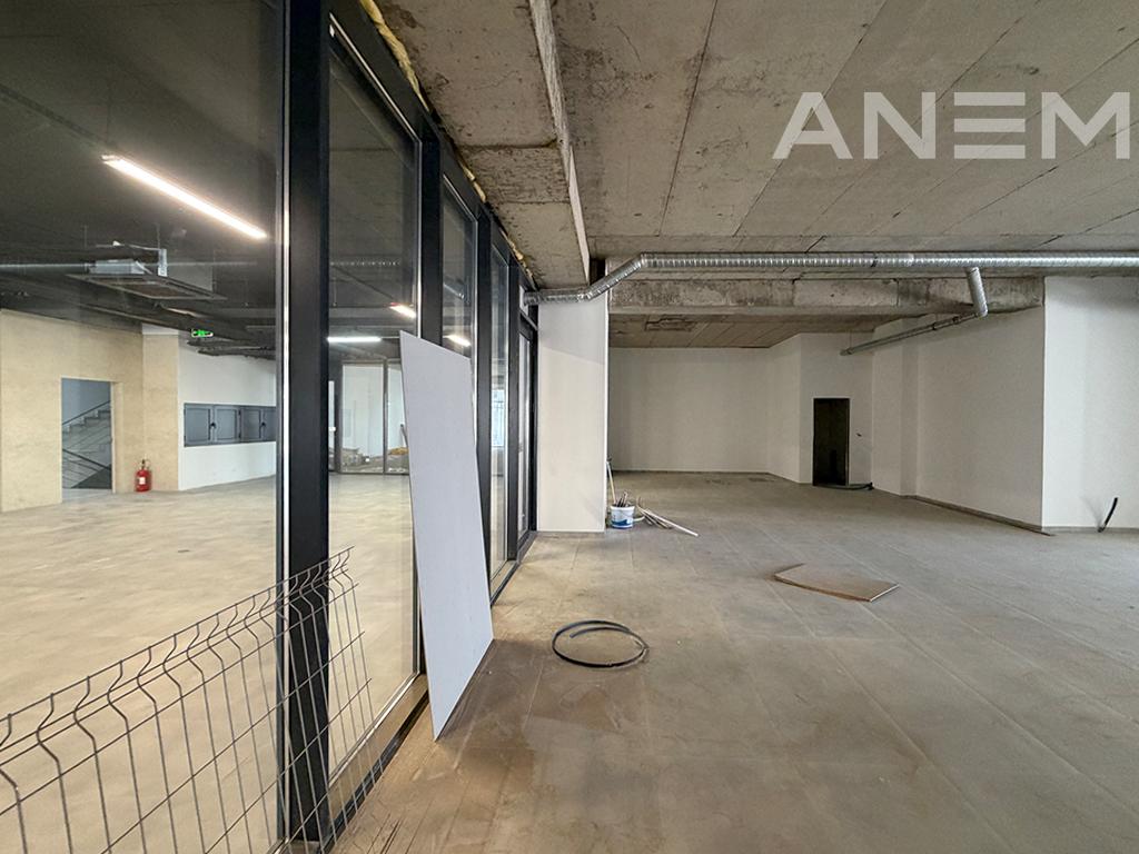 Lokal me qira 275m² në Lakrishtë