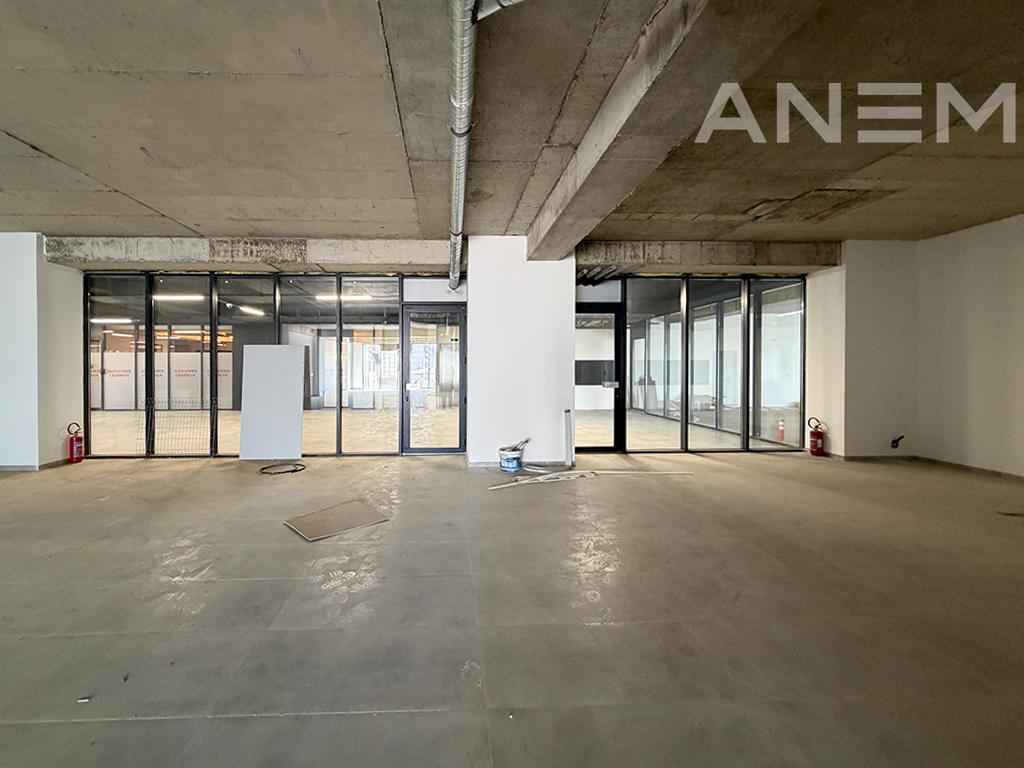 Lokal me qira 275m² në Lakrishtë