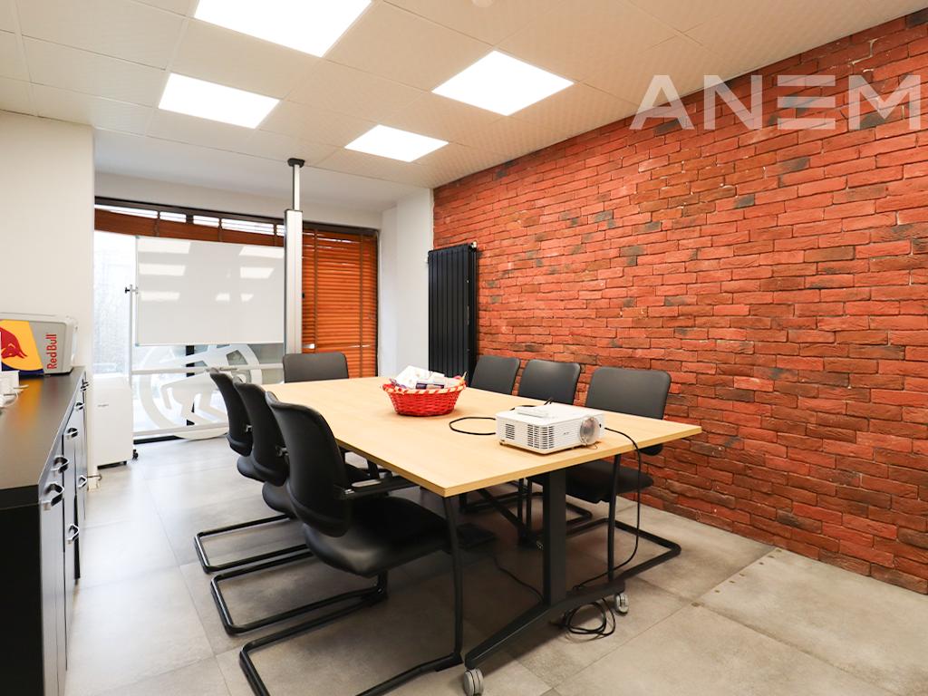 Zyre me qira me 7 hapësira pune në Qendër