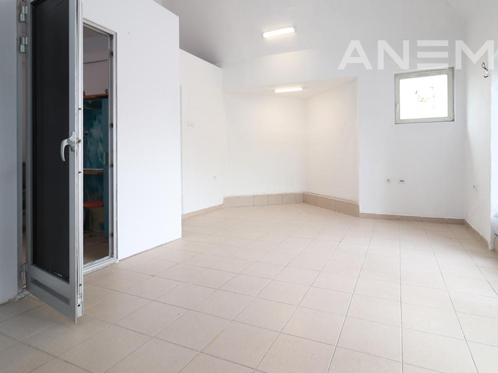 Lokal me qira me 1 hapësirë pune në Ulpianë