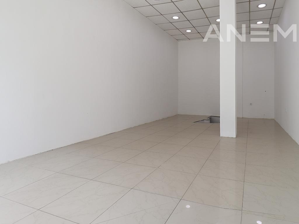 Lokal me qira me 2 hapësira pune në Ulpianë