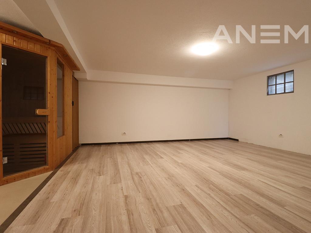Shtëpi me qira me 3 dhoma gjumi në Fshatin Amerikan