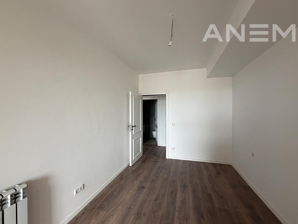 Zyre me qira me 3 hapësira pune në Lakrishte