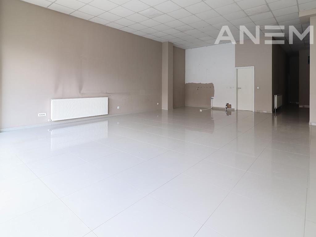 102m² commercial space for rent on B Street