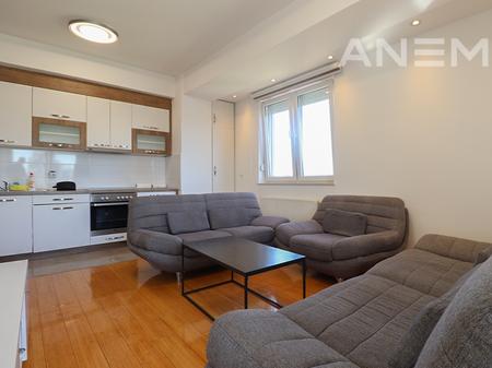 Office for rent with 3 workspaces in Pejton