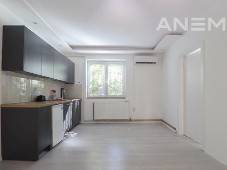 Office for rent with 2 workspaces in Qafa