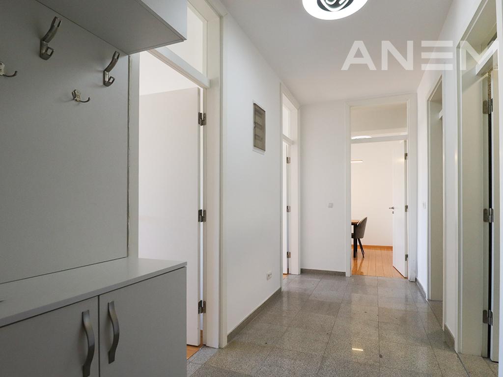 Office for rent with 3 workspaces in Pejton