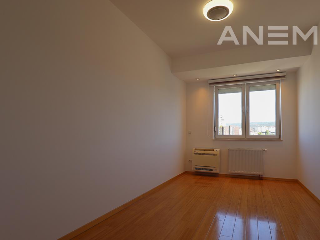 Office for rent with 3 workspaces in Pejton
