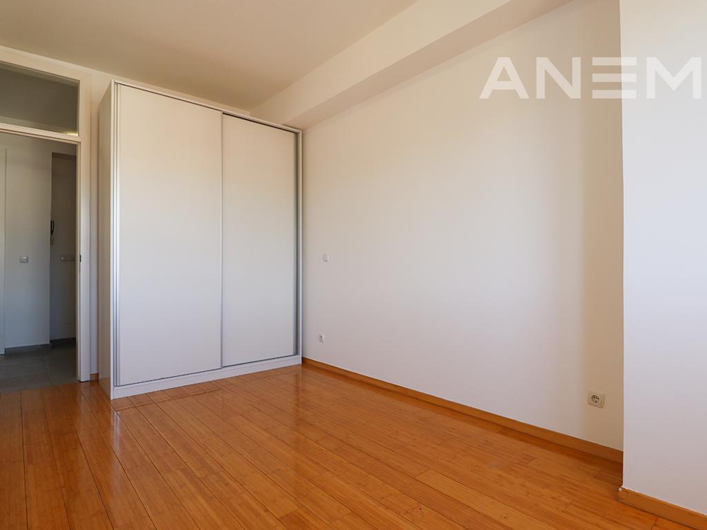 Office for rent with 3 workspaces in Pejton