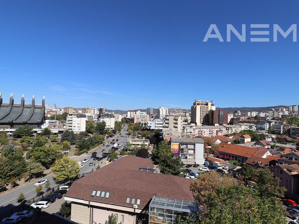Office for rent with 3 workspaces in Pejton