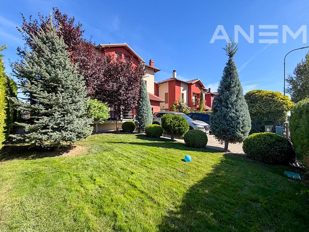 Shtëpi në shitje 212m² + 80m² nënkulm në Lagjen Nic