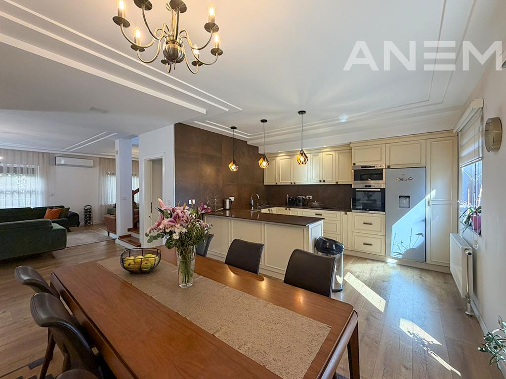Shtëpi në shitje 212m² + 80m² nënkulm në Lagjen Nic