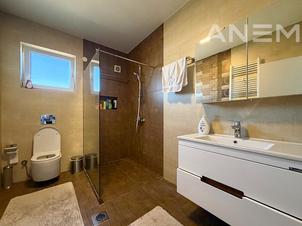 Shtëpi në shitje 212m² + 80m² nënkulm në Lagjen Nic