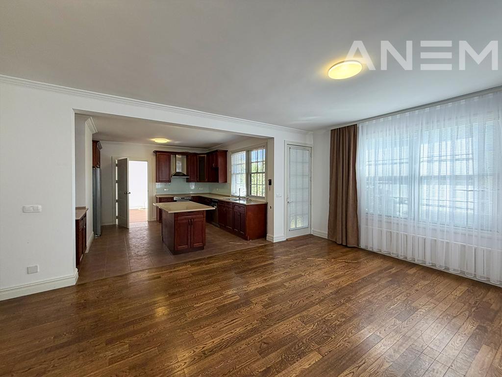 Shtëpi me qira 423m² në Fshatin Amerikan