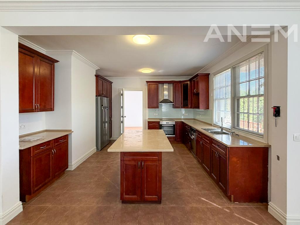 Shtëpi me qira 423m² në Fshatin Amerikan